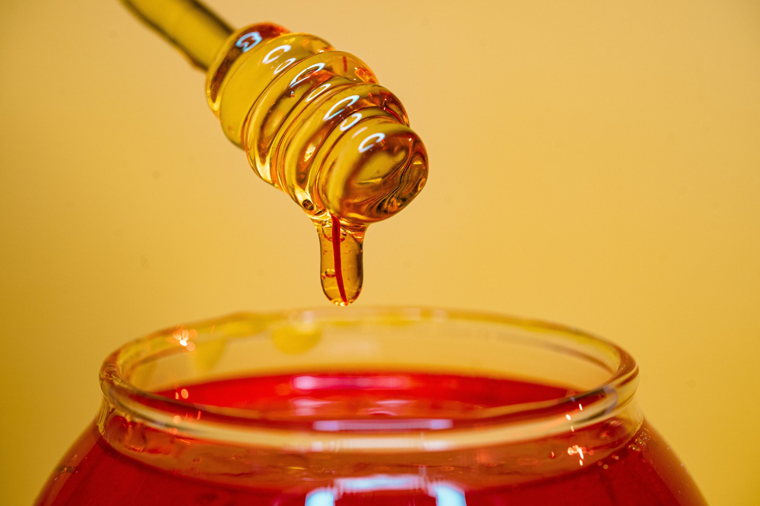 A spoonful of raw honey with lemon and warm water – natural remedy for weight loss and fat burning"