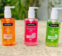 Best face washes for oily skin that control excess sebum, deep clean pores, and prevent shine for a fresh, matte look.